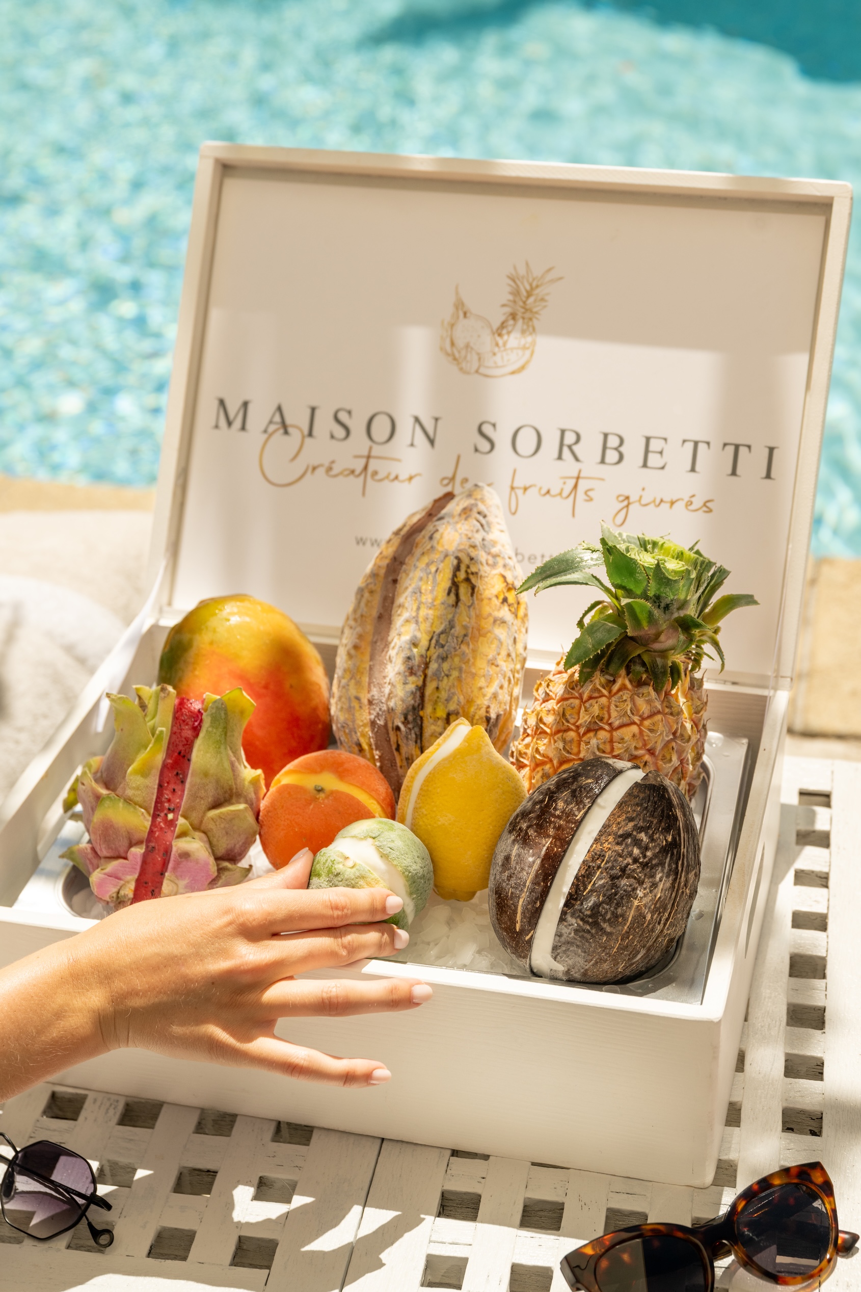 Coffret Maison Sorbetti au bord de la piscine