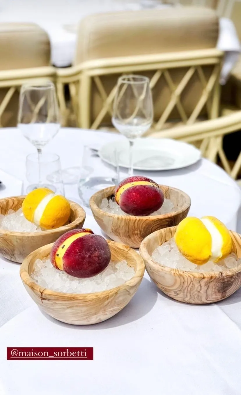 Fruits givrés servis sur glace pilée en restaurant
